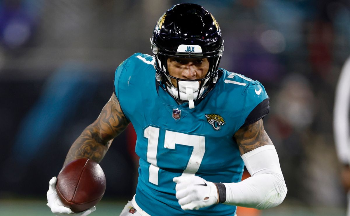 Jacksonville Jaguars TE Evan Engram highlights discrepancy in WR and TE  salaries