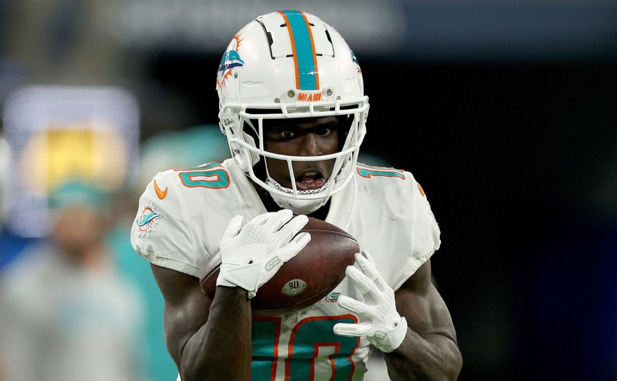 Tyreek Hill poses for pictures in full Miami Dolphins uniform: 'I