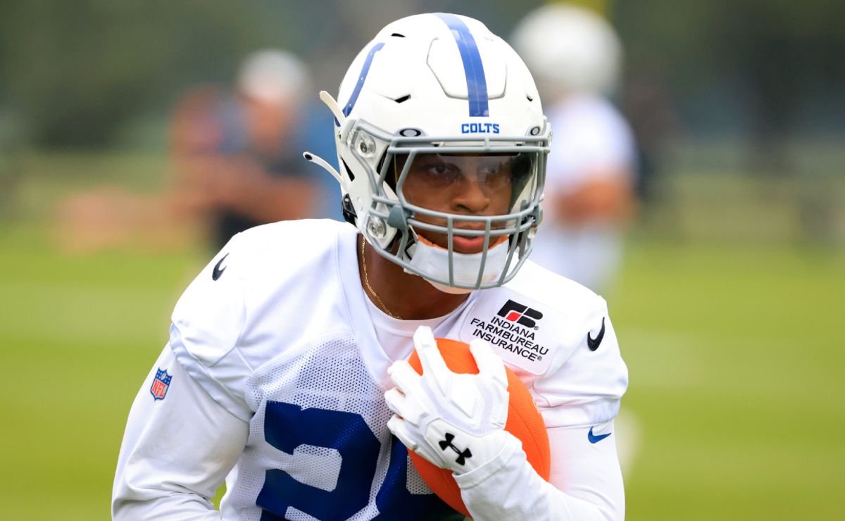 Report: Colts requested Dolphins WR Jaylen Waddle in trade package