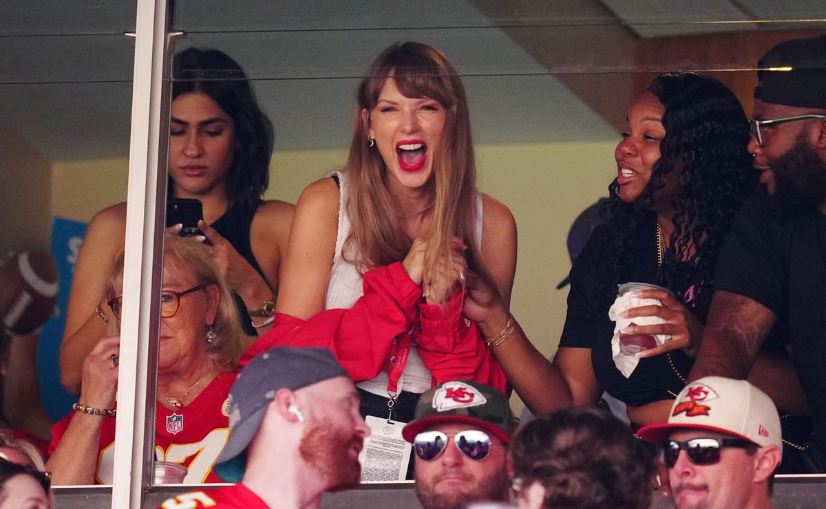 Taylor Swift Supports Travis Kelce at Chiefs Football Game [VIDEO] – TVLine