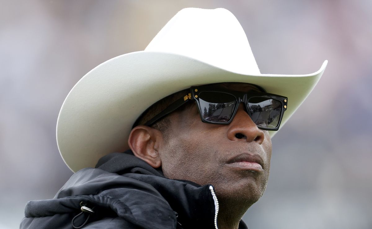 Deion Sanders of the Atlanta Falcons prepares for an National News Photo  - Getty Images