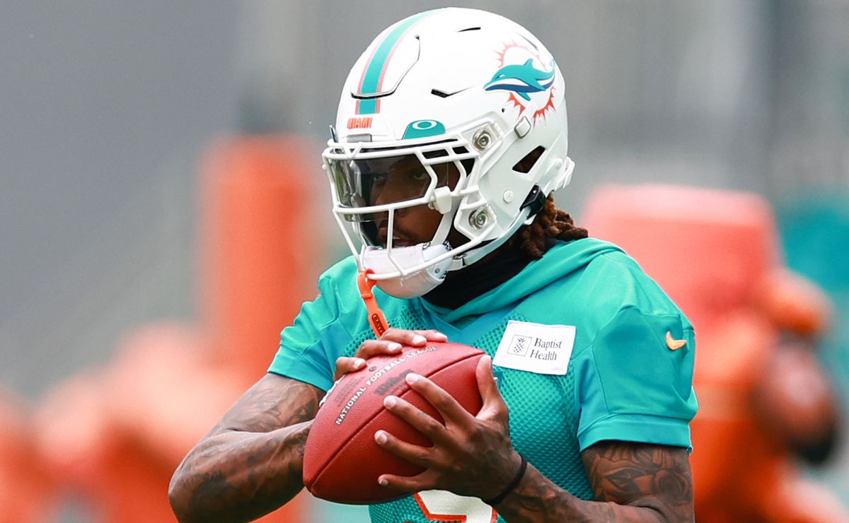 Miami Dolphins cornerback Jalen Ramsey runs drop back drills during News  Photo - Getty Images