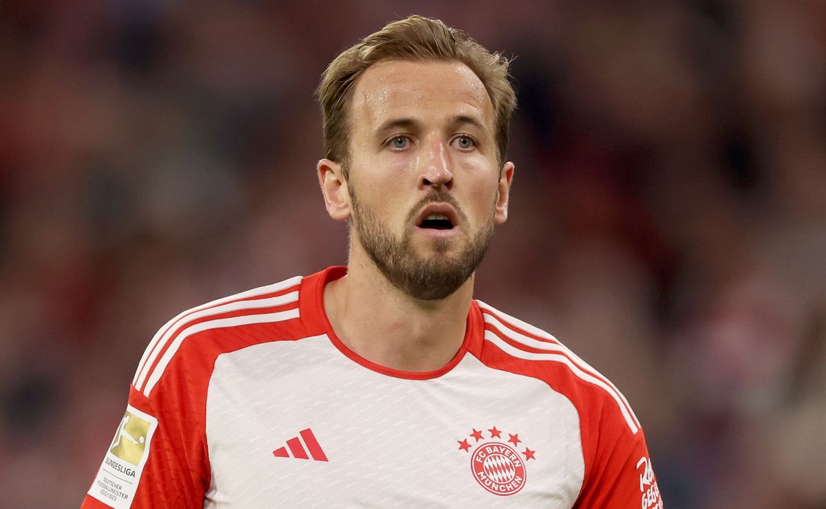 Video: Harry Kane scores incredible halfway line goal for Bayern ...