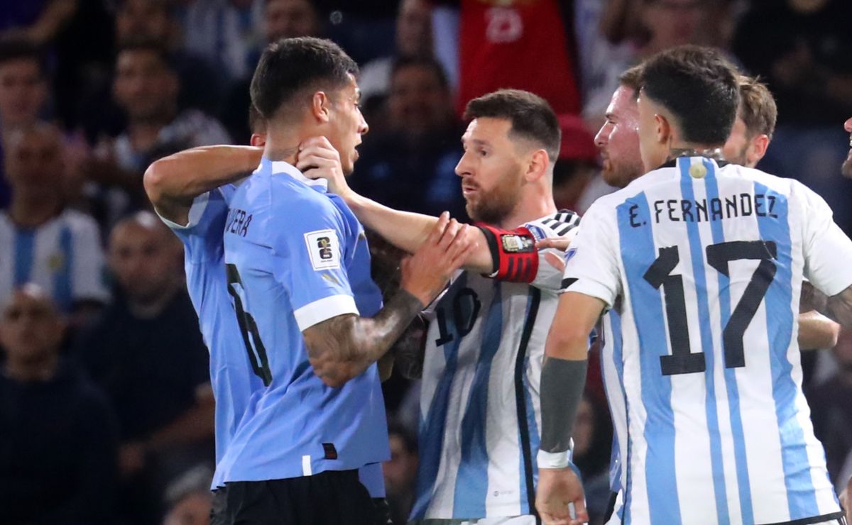 Video Lionel Messi Grabs Uruguay Player By The Throat Bolavip Us 