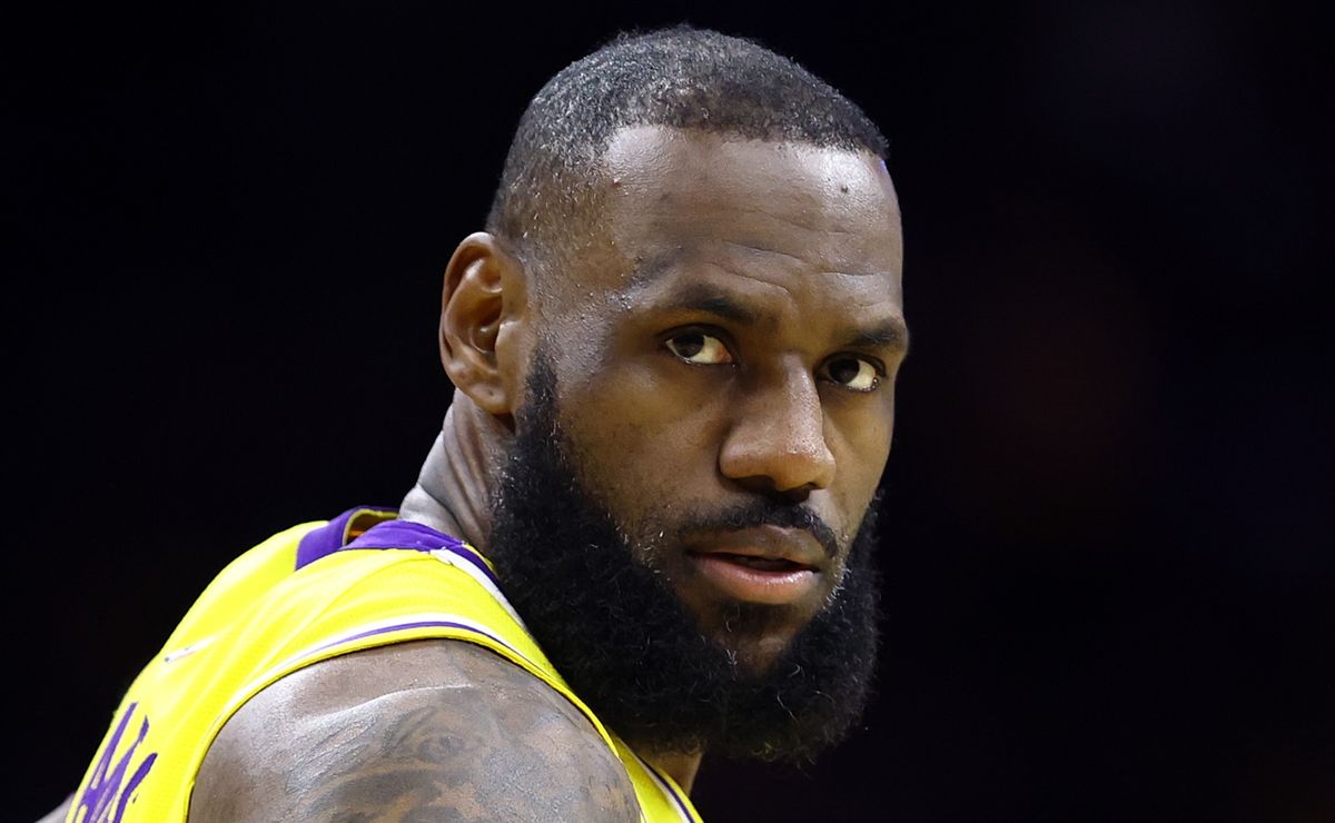 LeBron James and Lakers eliminate Suns with very controversial call at ...