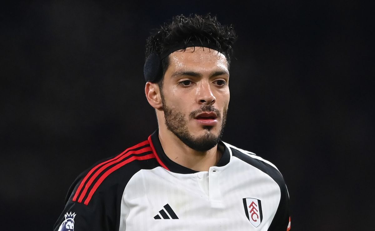 Raul Jimenez gets a red card after incredible aggression against Sean