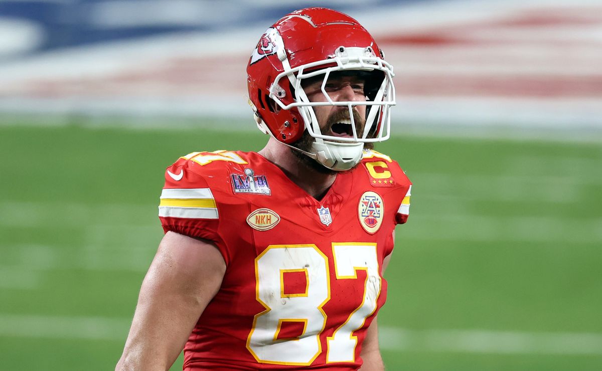 Travis Kelce signs a lucrative contract extension with the Kansas City Chiefs