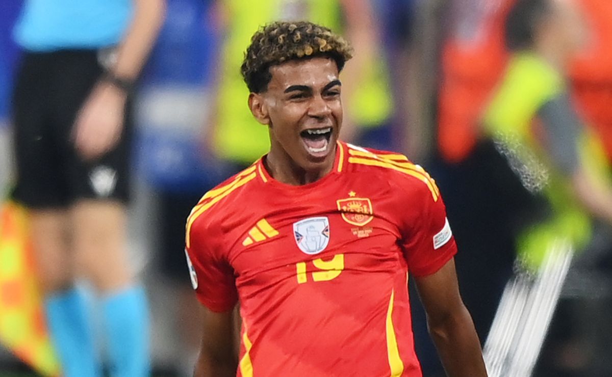 Video Spain prodigy Lamine Yamal scores fantastic goal against France