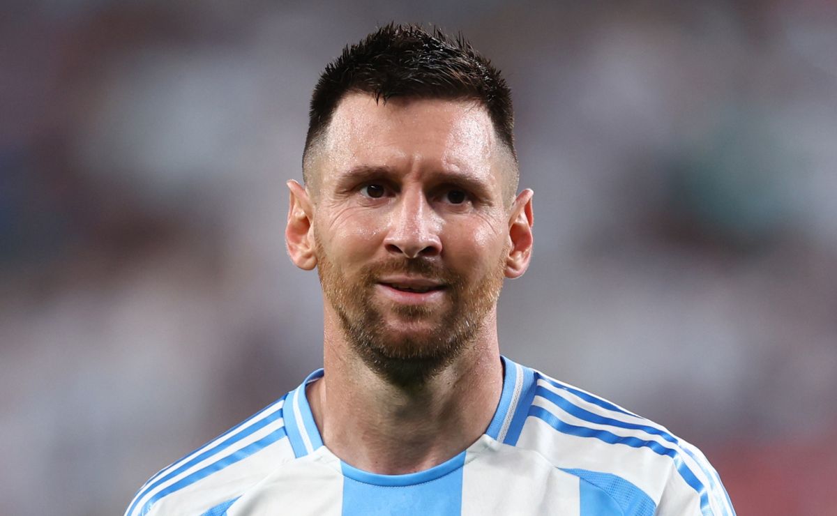 Colombian former star takes big shot at Lionel Messi before Copa ...