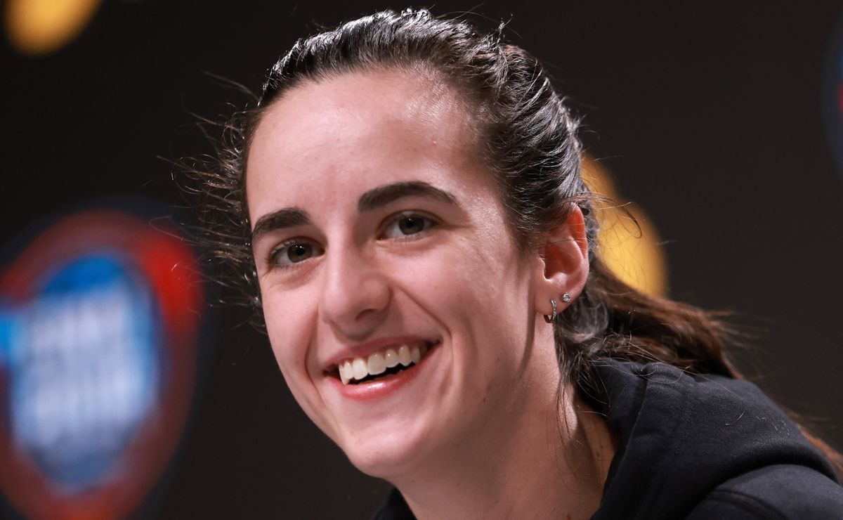 Caitlin Clark breaks a spectacular all-time WNBA record with Indiana ...