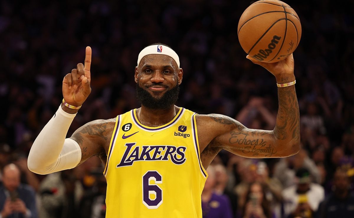 NBA 2K25 offers first look at LeBron James and Bronny playing together on the Lakers