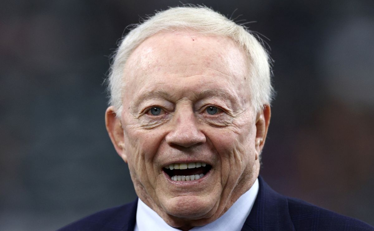 Cowboys' legendary quarterback takes big shot at Jerry Jones for not ...