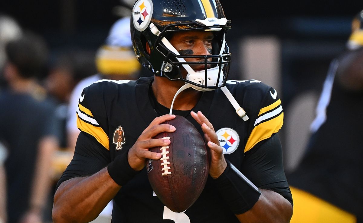 NFL News: Mike Tomlin makes a bold statement about Russell Wilson and the starting QB for the Steelers