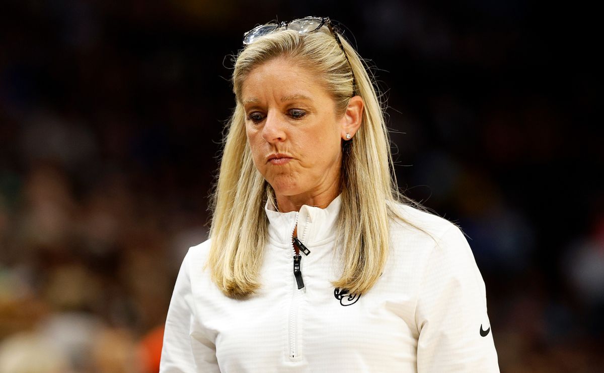 Christie Sides reacts after being fired by Fever despite Clark and team's playoff run Bolavip US