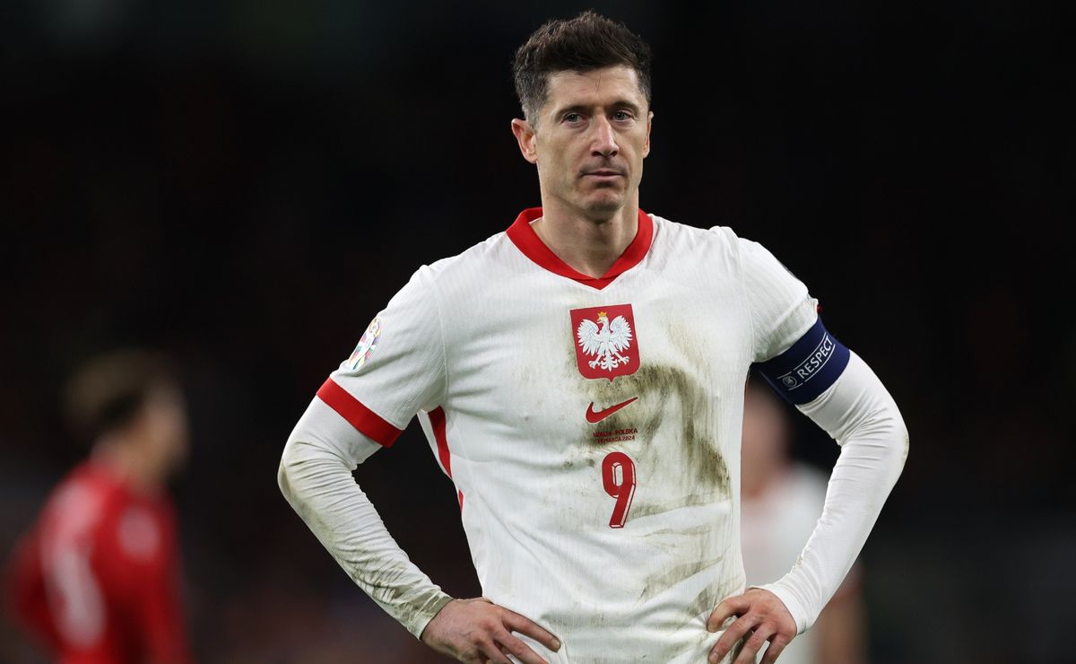 Why is Robert Lewandowski not playing for Poland vs Portugal in 2024-25 UEFA Nations League?