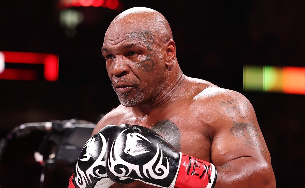 Mike Tyson warns Roy Jones Jr. about facing Jake Paul in the Ring