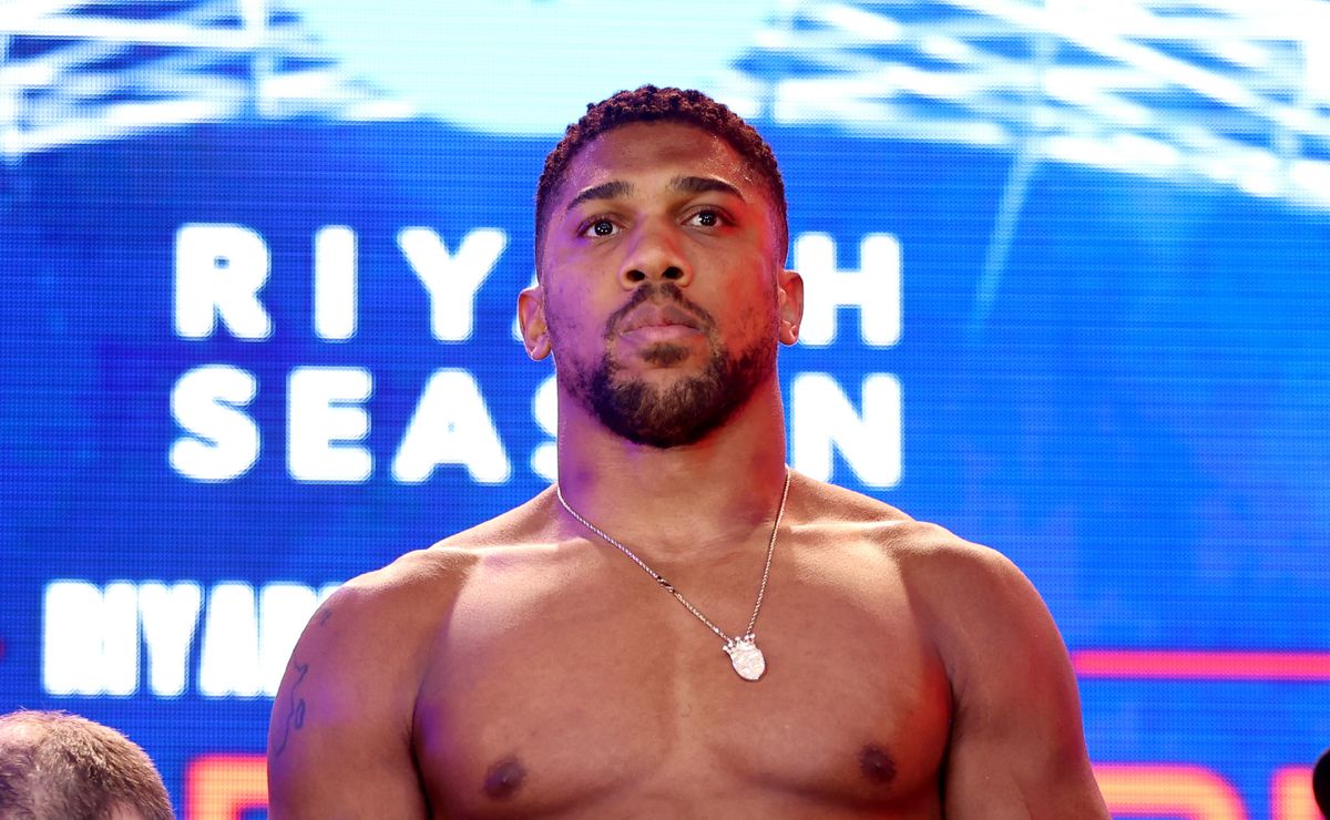 Anthony Joshua sends a strong message to Tyson Fury, teasing future clash