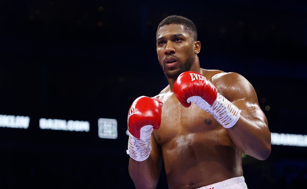 Anthony Joshua keeps pushing for a Tyson Fury showdown this year