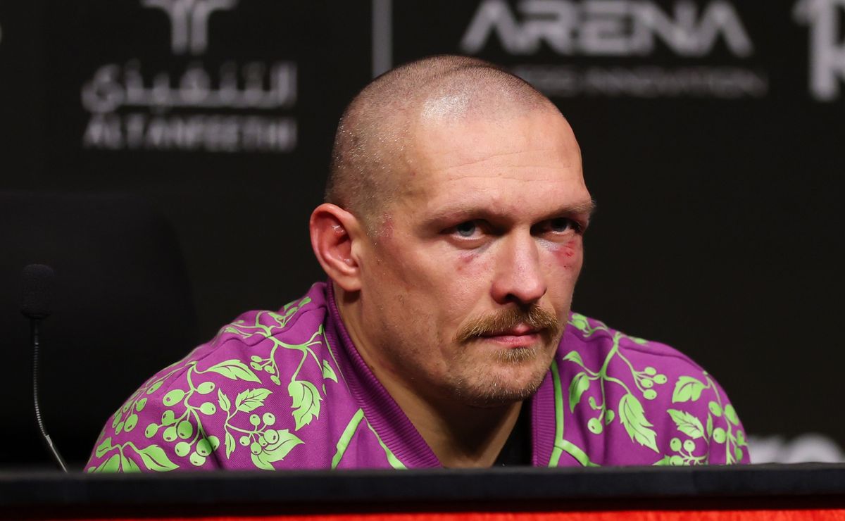 Usyk reveals his pick for a prime Mike Tyson vs. Anthony Joshua fight!