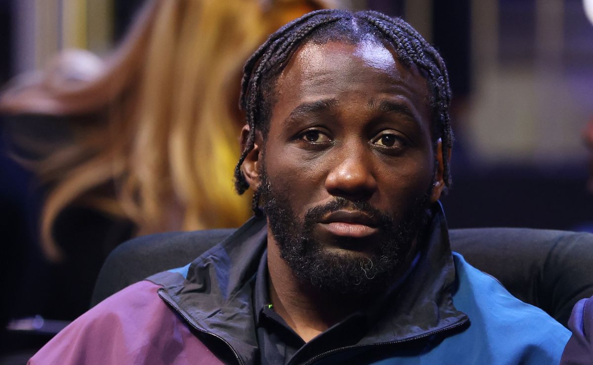 Boxing legend warns Terence Crawford about Risky approach in potential Canelo Fight