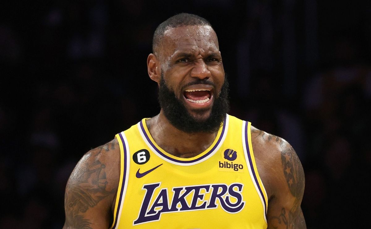 NBA: Histórico LeBron James en unos lamentables Lakers