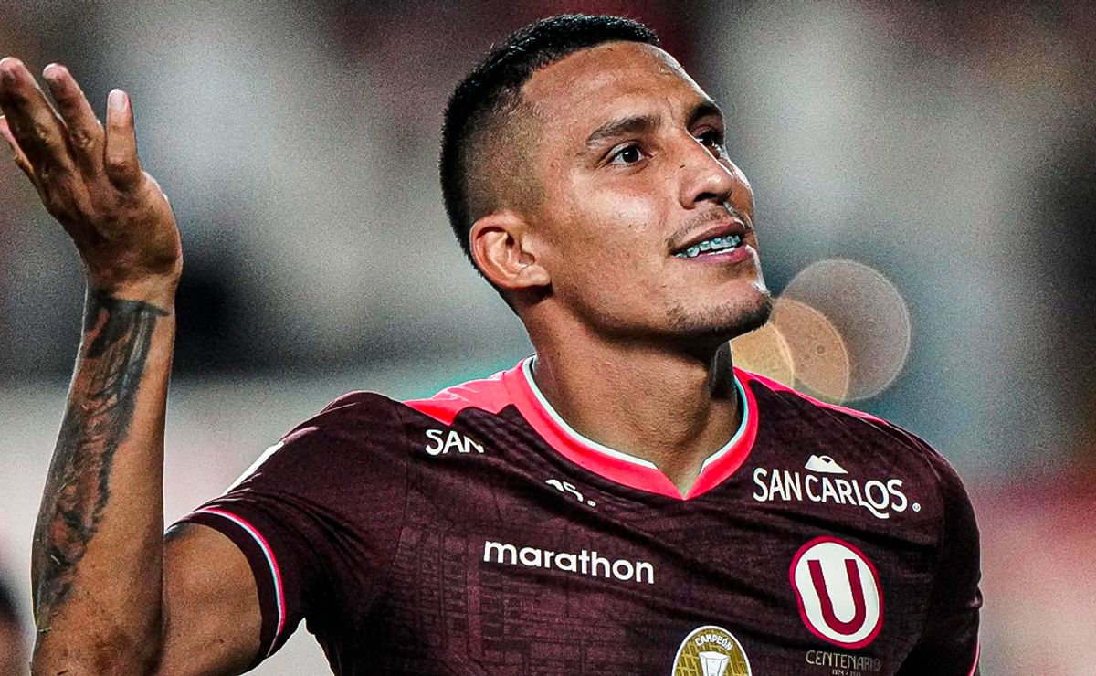 Universitario en acción contra Cusco FC