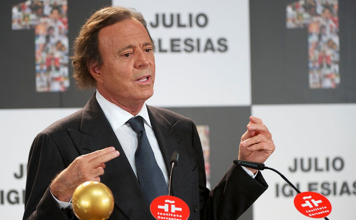 ¿Qué opina Julio Iglesias sobre sus MEMES que conquistaron las redes en 2024?