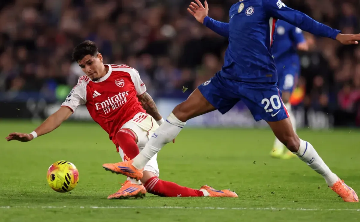 VIDEO | Piero Hincapié se cruzó con Pedro Neto y así reaccionó el portugués