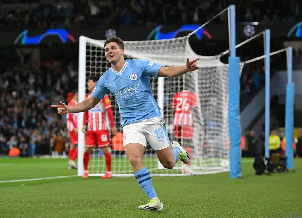 Julián Álvarez es la figura del Manchester City en lo que va de la presente temporada. (Photo by Shaun Botterill/Getty Images)