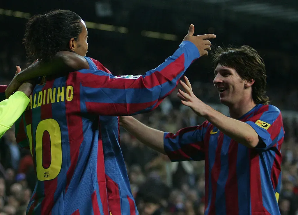 Ronaldinho, en Barcelona, junto a Lionel Messi. (Foto: Getty)