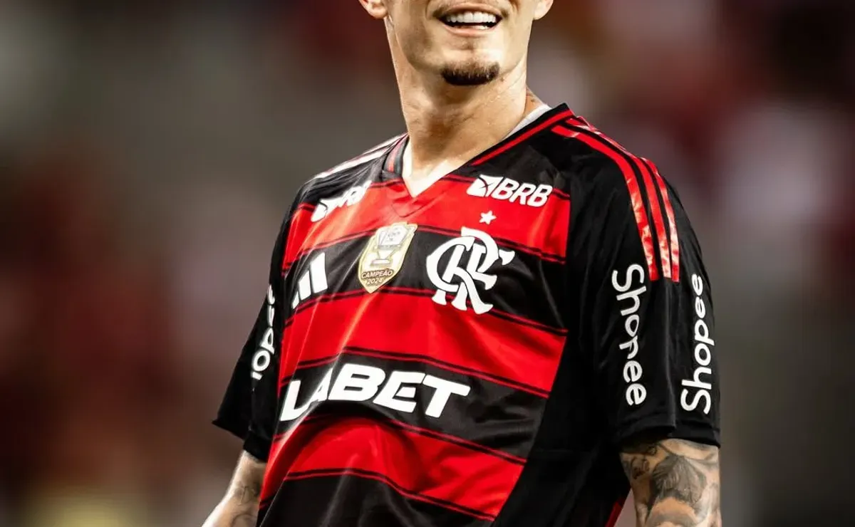 Varela alcança marca histórica de 100 jogos pelo Flamengo e emociona torcedores