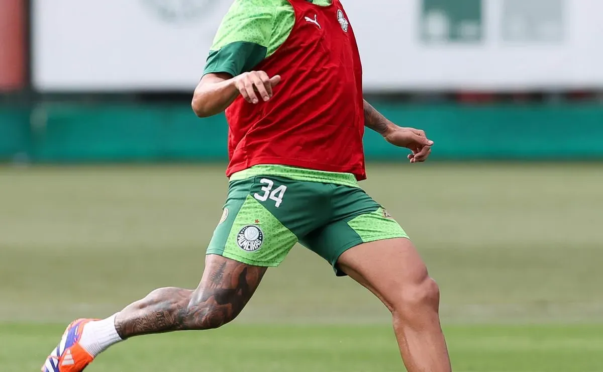Possibilidade de transferência do zagueiro do Palmeiras para o Cruzeiro é discutida.