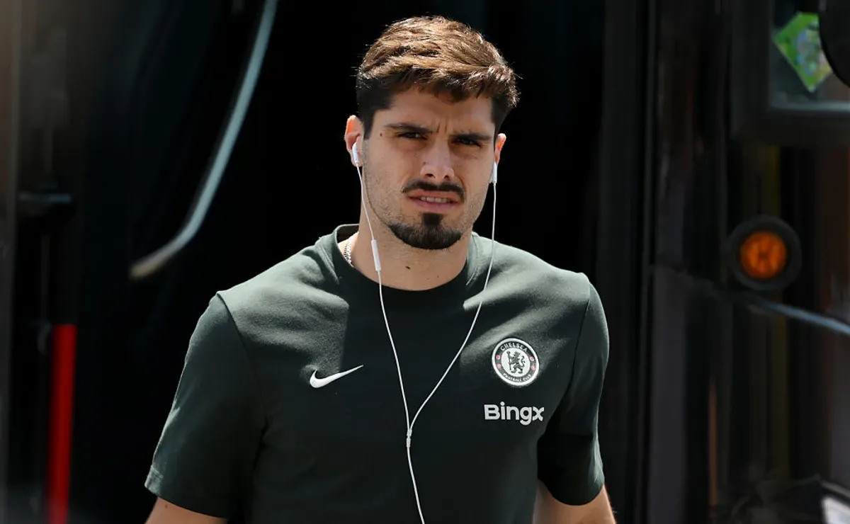 Pedro Neto dispensado de treino do Chelsea após morte de Diogo Jota.