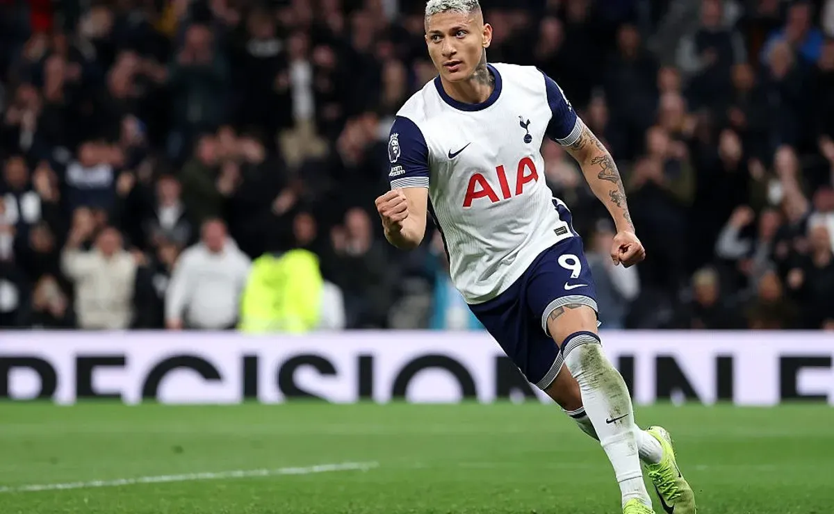 Interesse do Flamengo em Richarlison disputado por Palmeiras, Vasco e Fluminense.