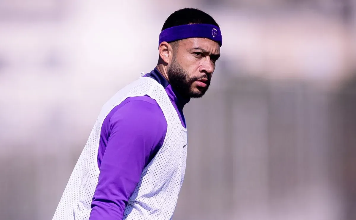 Memphis falta treino, paga multa irrisória e Corinthians age como se nada tivesse acontecido