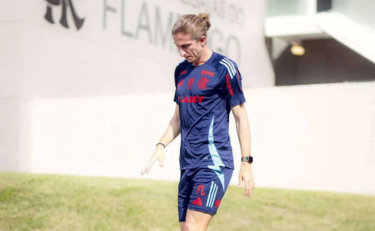 Filipe Luís resolve situação com De La Cruz após polêmica no clube.