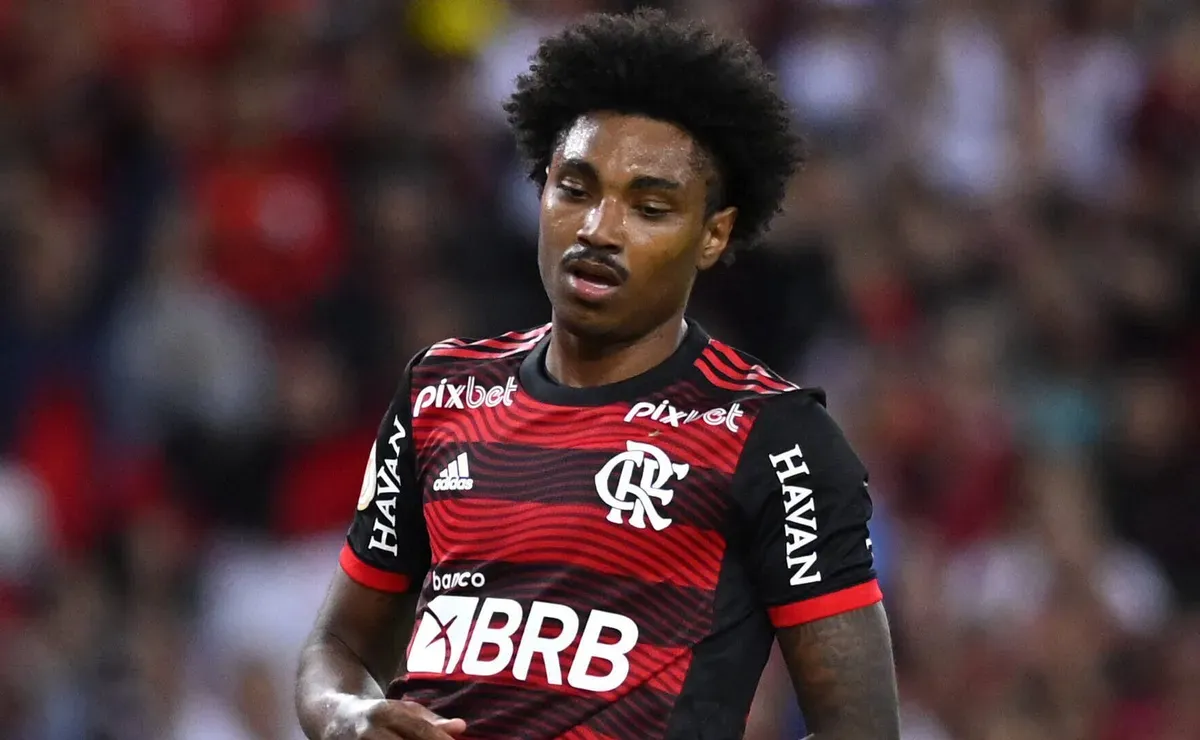 Vitinho passa por exames médicos e se aproxima de acerto com Corinthians