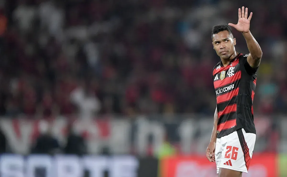 Alex Sandro enfrenta desafios com lesões e ausências no Flamengo desde 2022