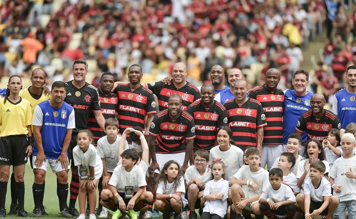 POLÊMICA! Adriano diz que jogou mais que Mbappé, Lewandowski e Gabigol em entrevista