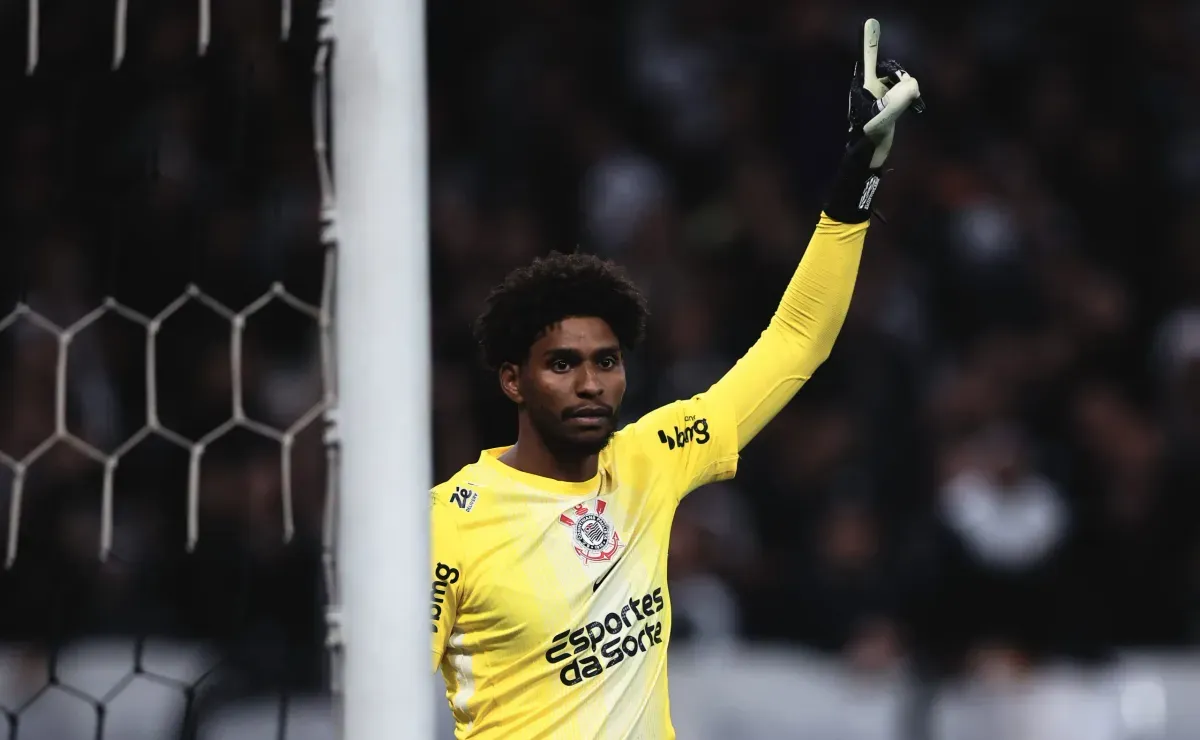 Hugo Souza supera Dida e defende oitavo pênalti pelo Corinthians