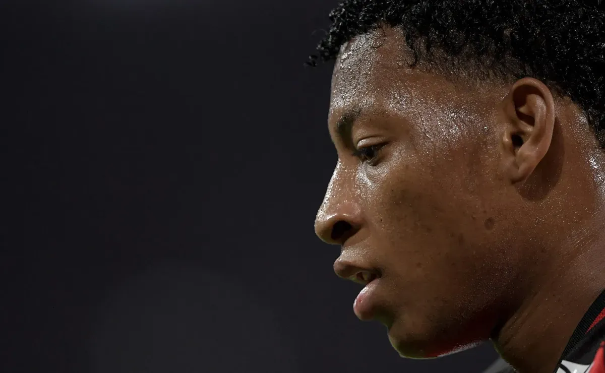 Gonzalo Plata não se apresenta no Flamengo e ganha dia extra de folga