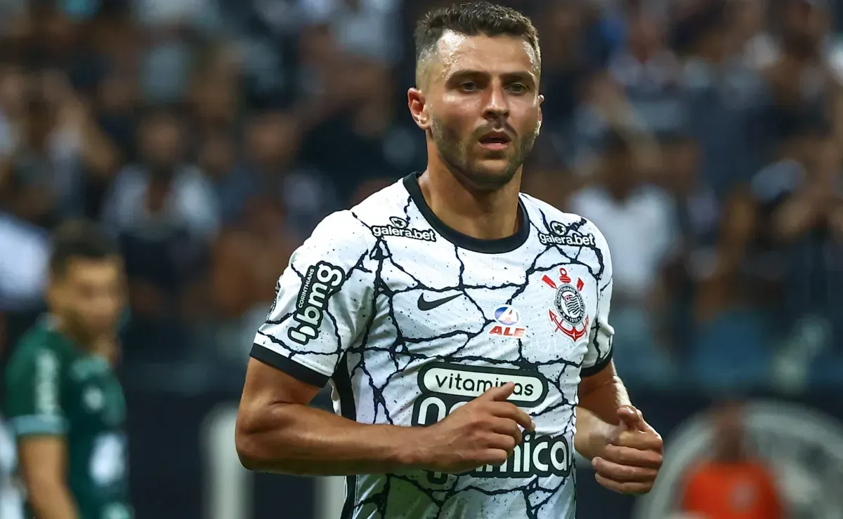 Júnior Moraes conta como Vítor Pereira reagiu a crise alérgica no Corinthians