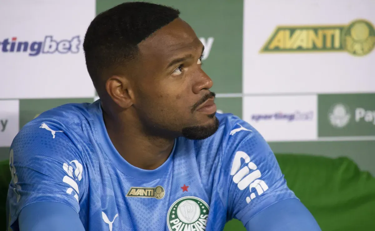 Carlos Miguel busca espaço no gol do Palmeiras assim como Weverton