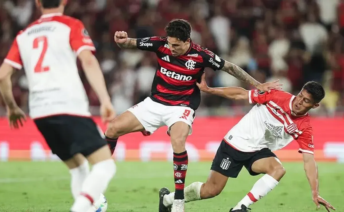 Treta no intervalo de Flamengo x Estudiantes após sugestão do 4º árbitro