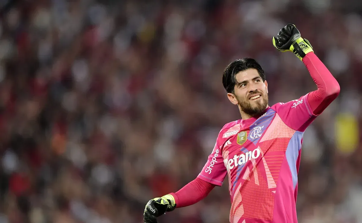 Hugo Souza busca destacar-se em comparação a Rossi no número de pênaltis defendidos