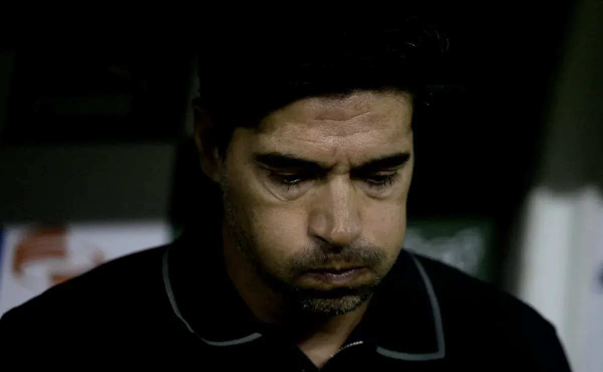 Abel Ferreira decide entre Giay e Khevellen na lateral do Palmeiras contra o Flamengo