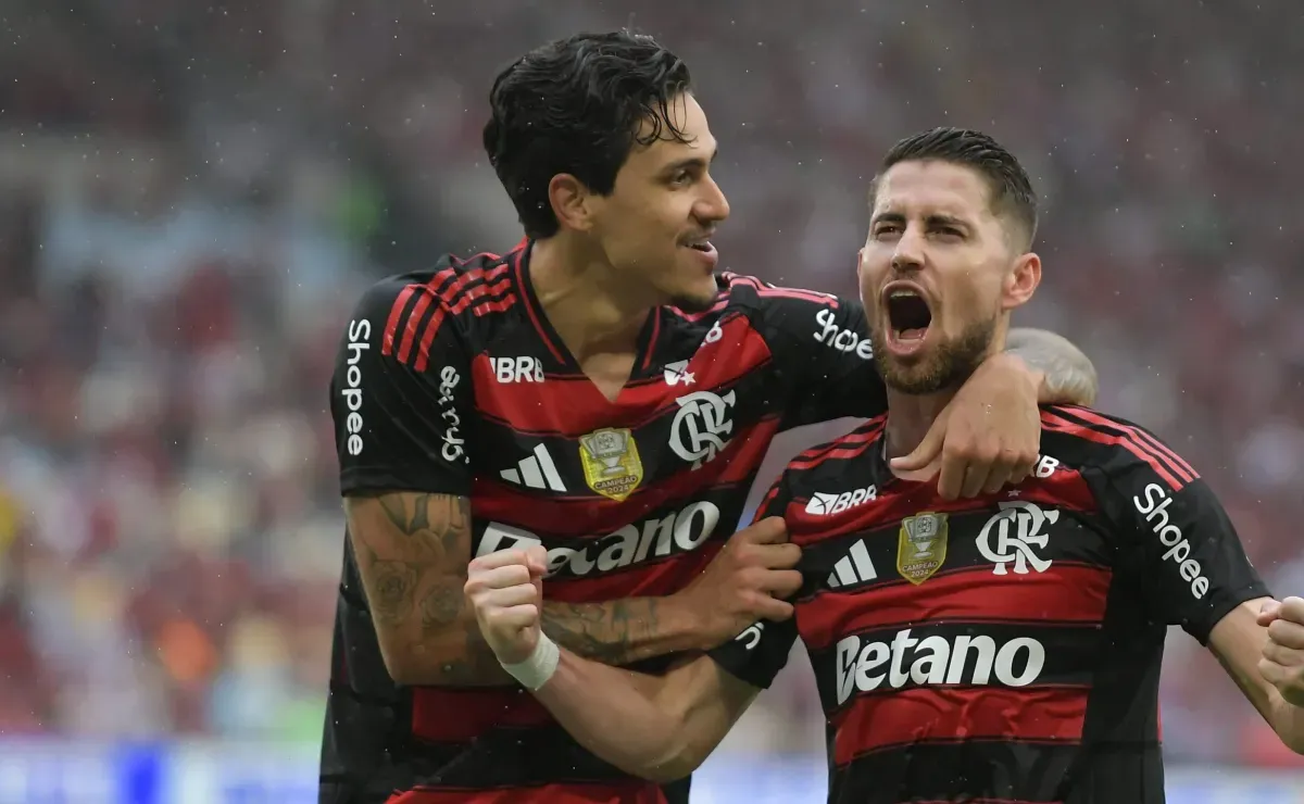 Flamengo vence Palmeiras e se mantém na disputa pelo título do Brasileirão