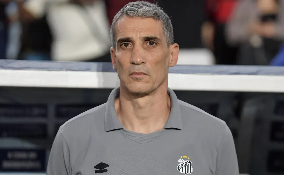 Palmeiras cede liderança ao perder para o Santos; Vojvoda reflete sobre o clássico tenso na Vila