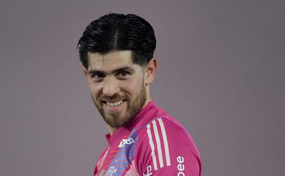 Flamengo acirra disputa e mira a contratação do goleiro Gabriel Brazão, destaque do Santos