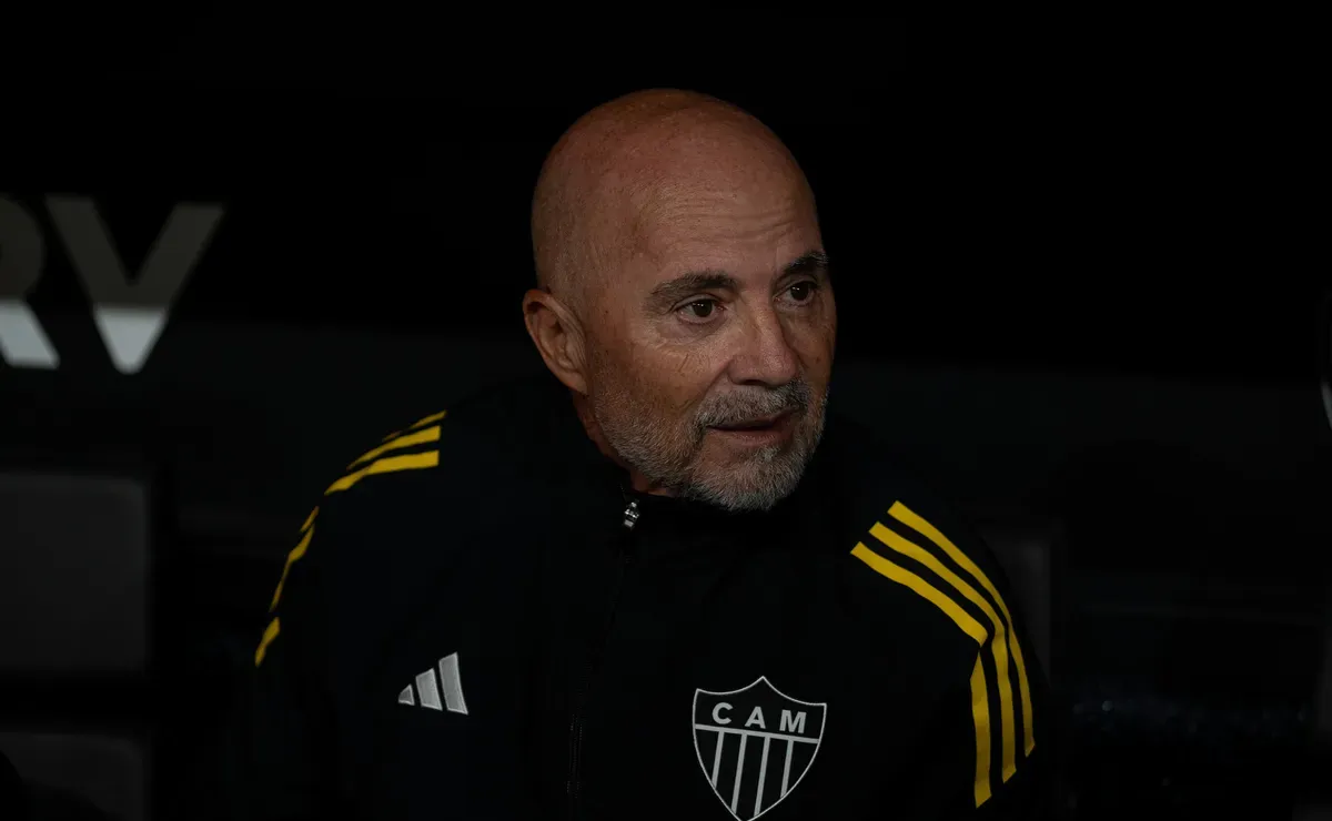 Palmeiras avalia incluir três atletas na negociação para garantir Bruno Fuchs, diz jornalista